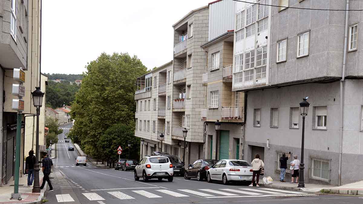 Edificio desde donde cayó una adolescente en Carballino