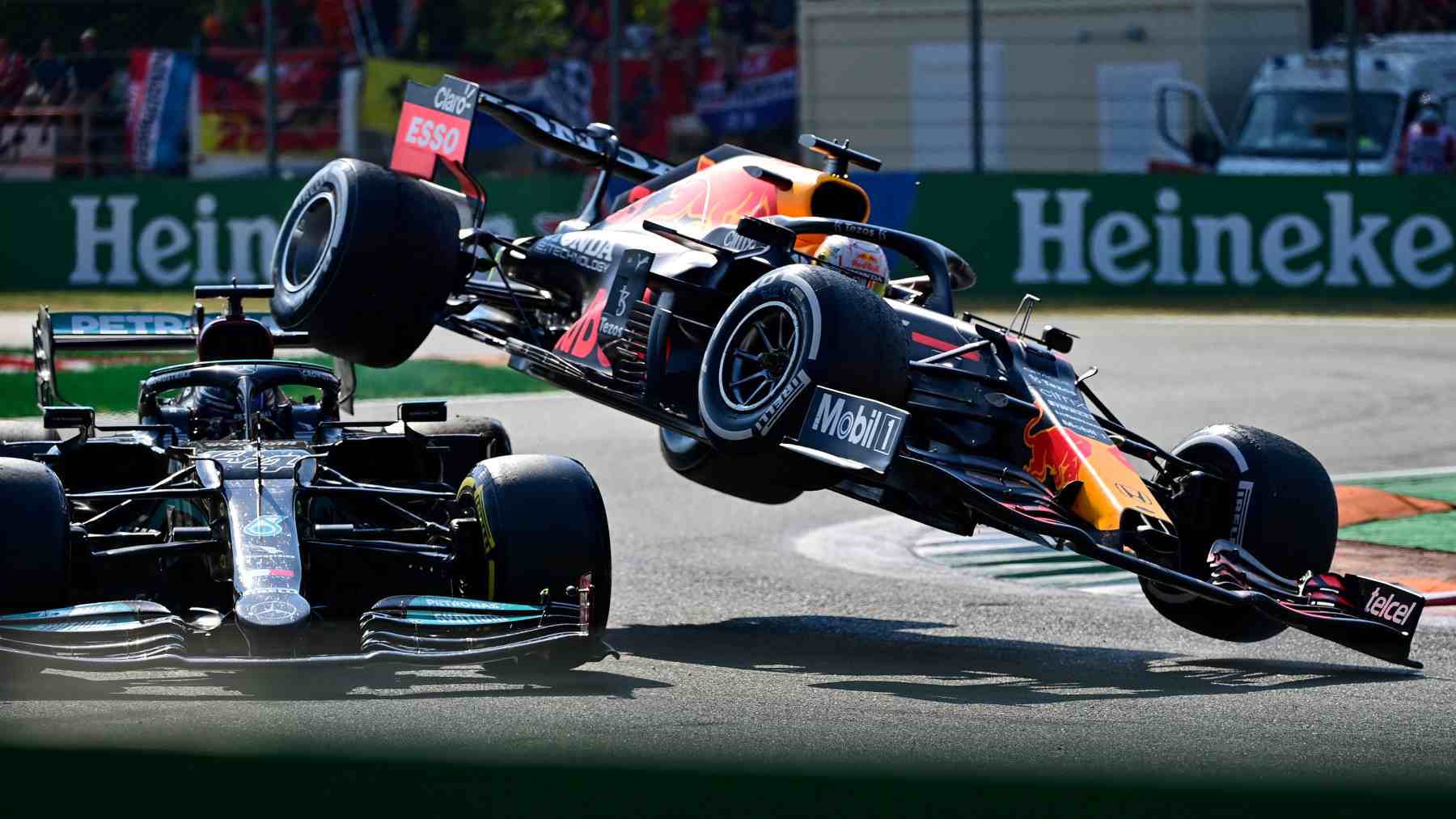 El accidente entre Lewis Hamilton y Max Verstappen. (AFP)