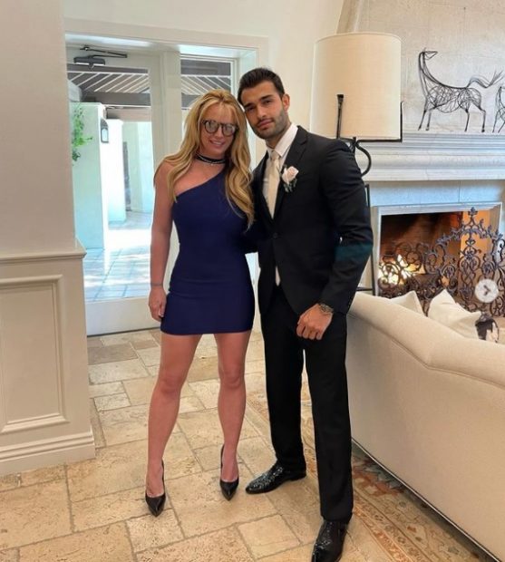 Britney Spear posa con Sam Asghari, el que será su futuro marido.