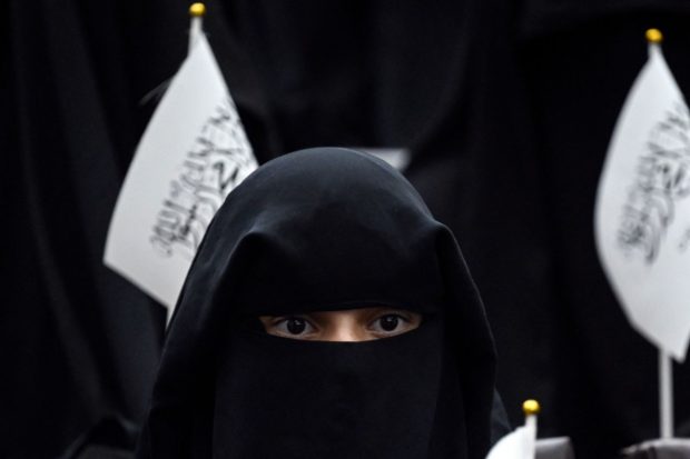 Cientos de mujeres tapadas con burkas integrales afirman ahora ser más libres con los talibanes