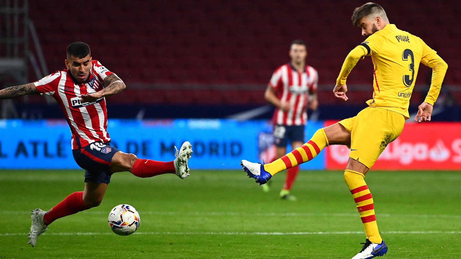 Ángel Correa intenta tapar un pase de Piqué en el Atlético-Barcelona. (AFP)