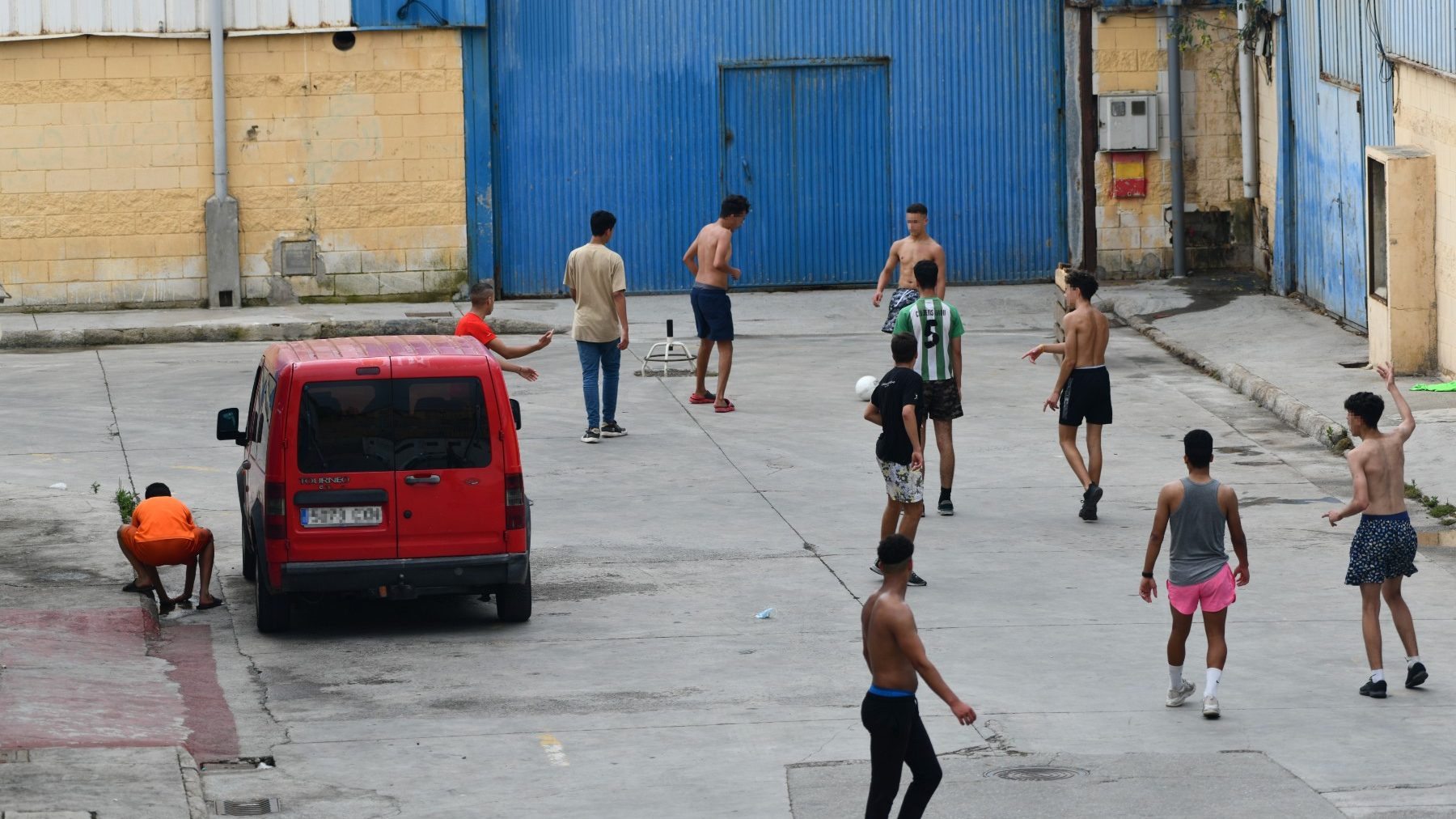 Mensa juegan al fútbol en las naves del Tarajal, en Ceuta (ANTONIO SEMPERE / EUROPA PRESS). (1)