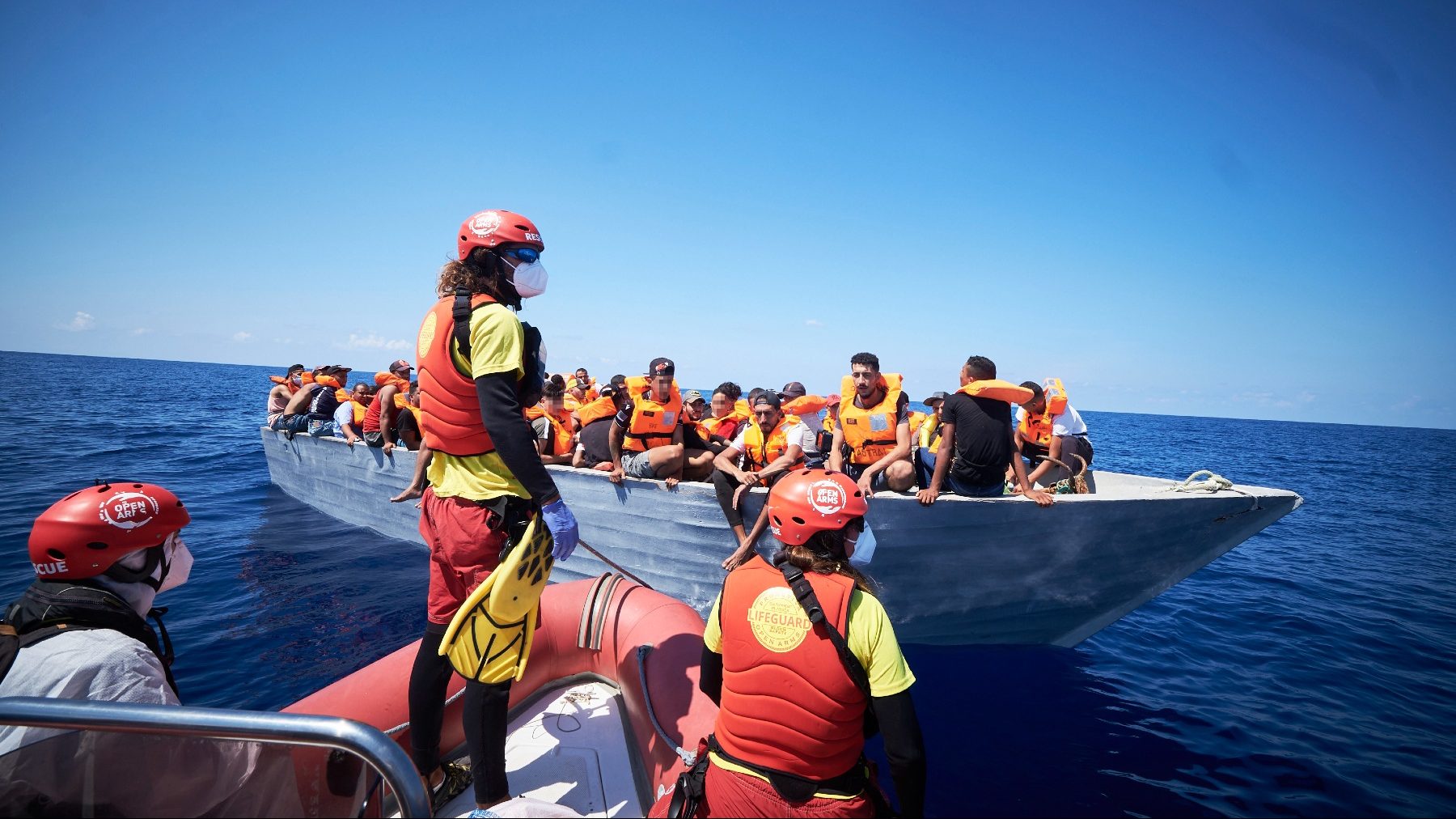 Open Arms asiste a inmigrantes en patera en el Mar Mediterráneo (JESÚS HELLÍN / EUROPA PRESS). (1)