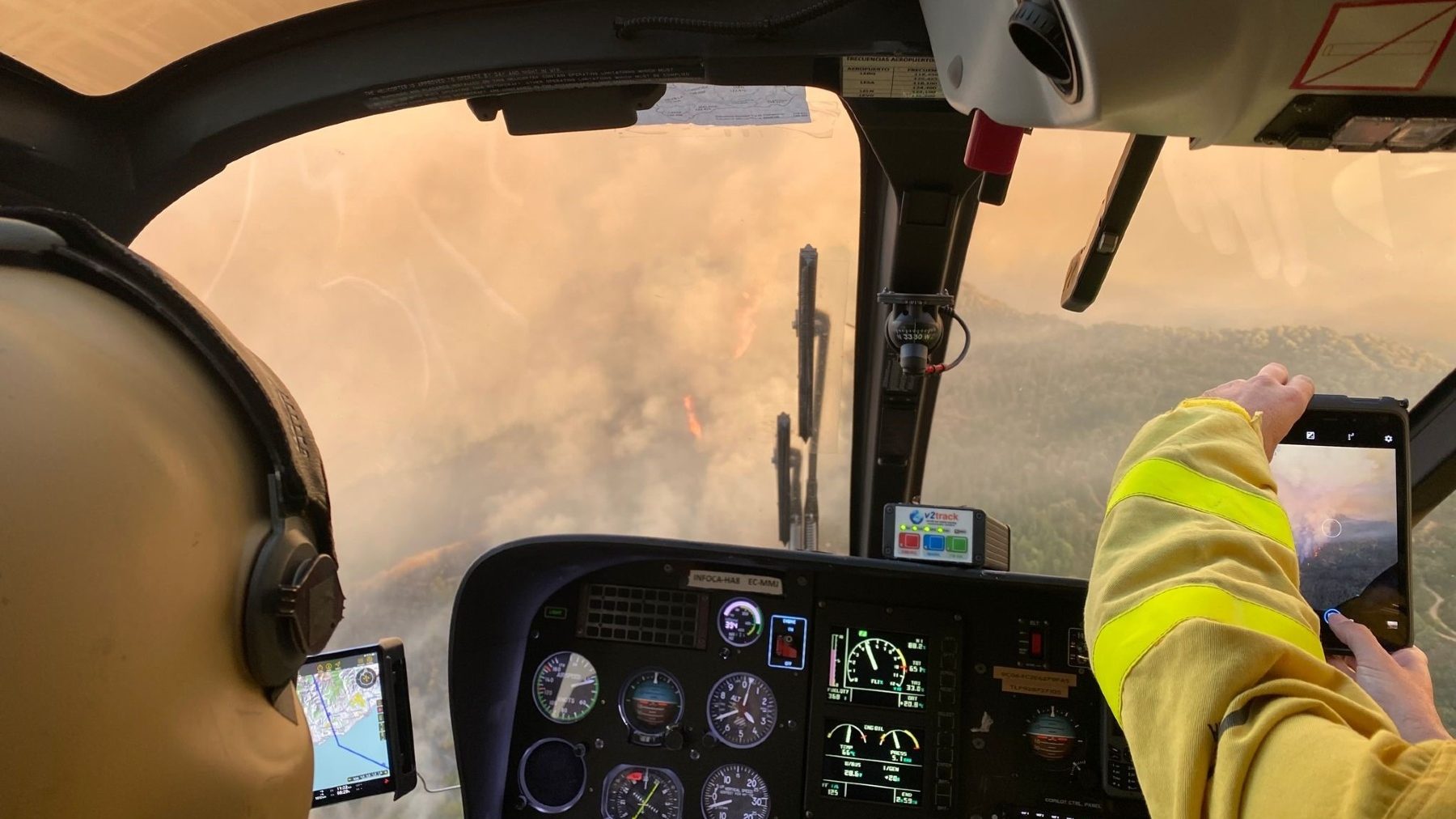 Imágenes desde el helicóptero de mando del Infoca que trabaja en el incendio de Sierra Bermeja (PLAN INFOCA). (1)