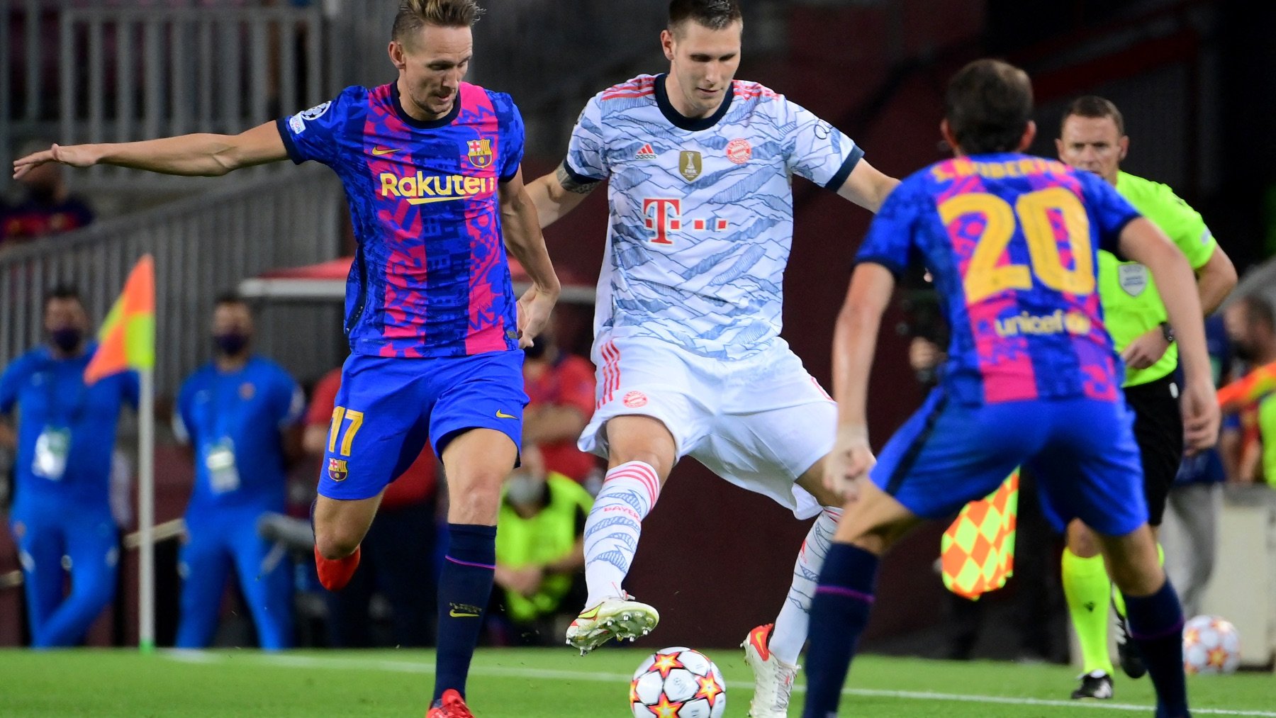 Luuk de Jong disputa una pelota ante Goretzka. (AFP)