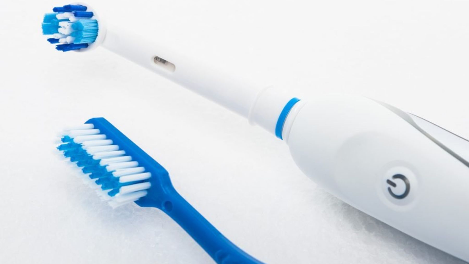 Descubre si es mejor usar un cepillo de dientes eléctrico o uno normal