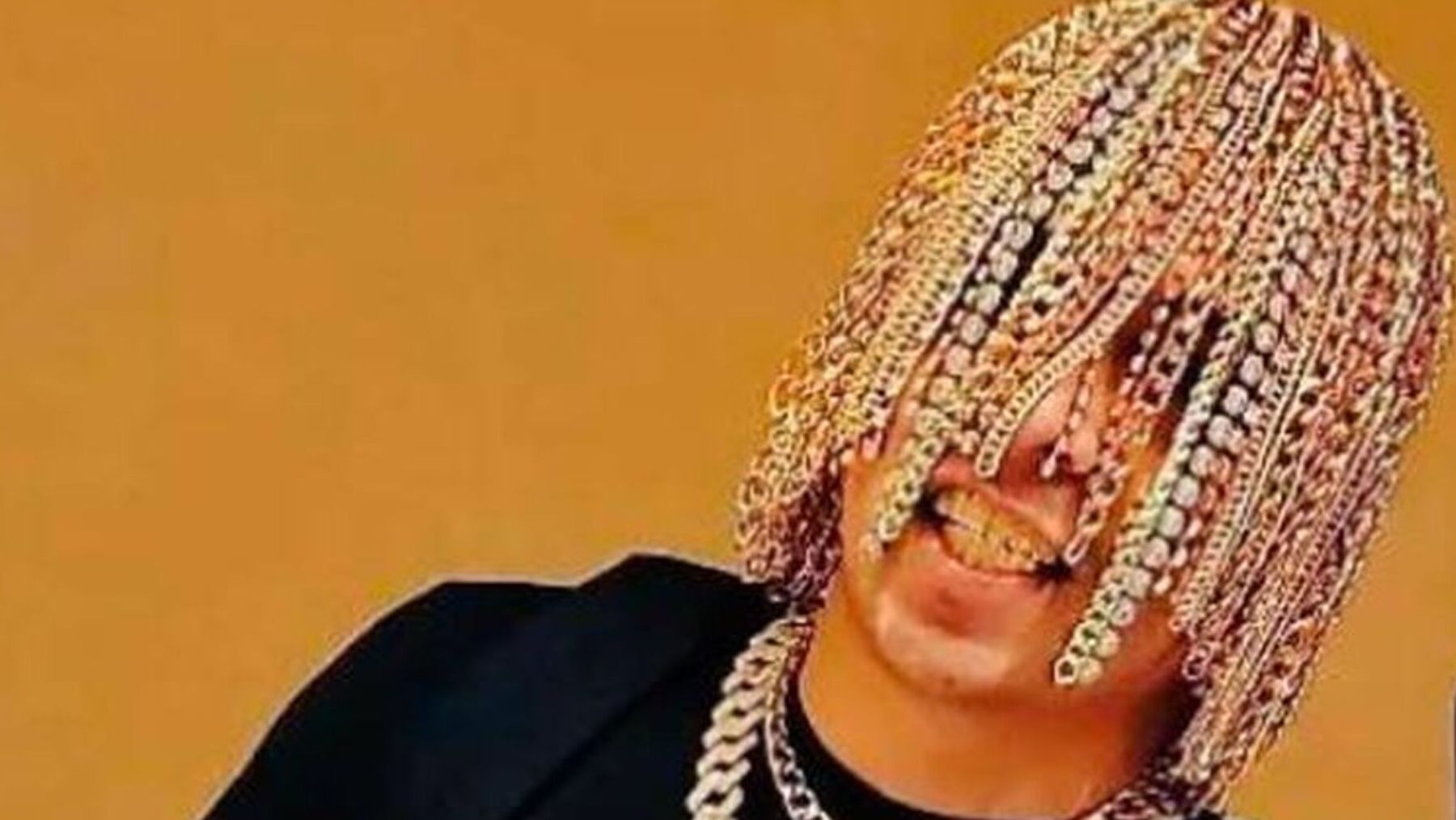 rapero Dan Sur implanta cadenas de oro en la cabeza como cabello