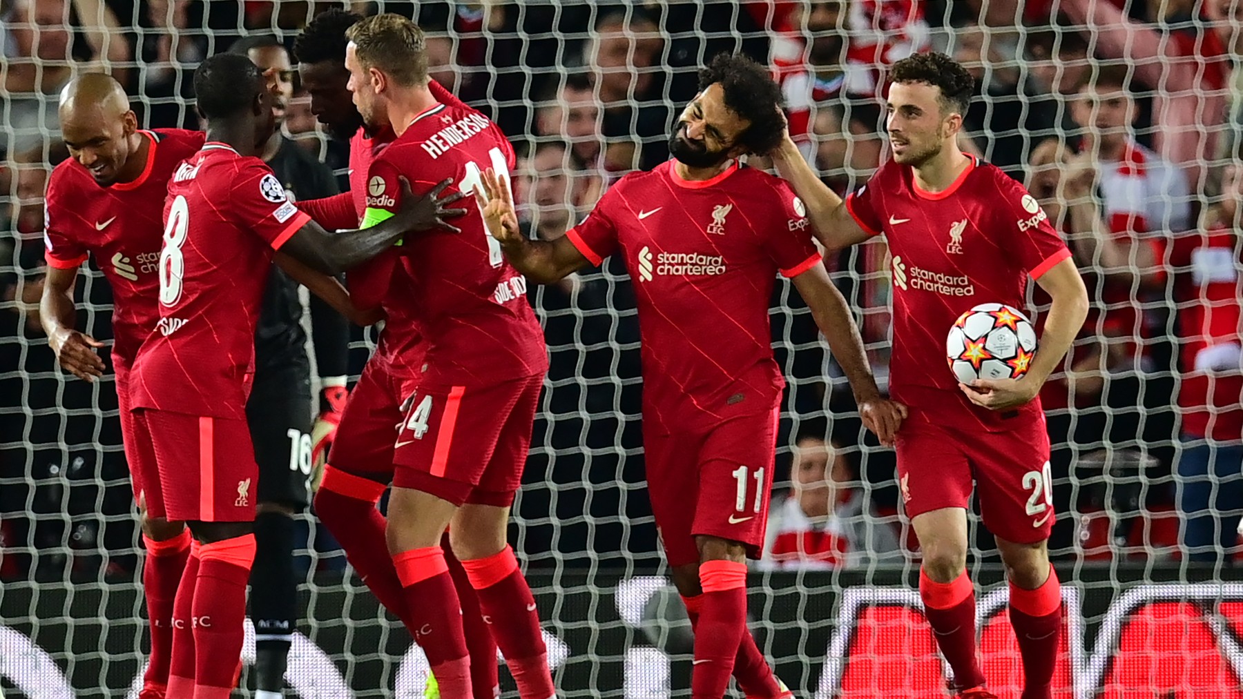 Los jugadores del Liverpool celebran un gol de Salah. (AFP)