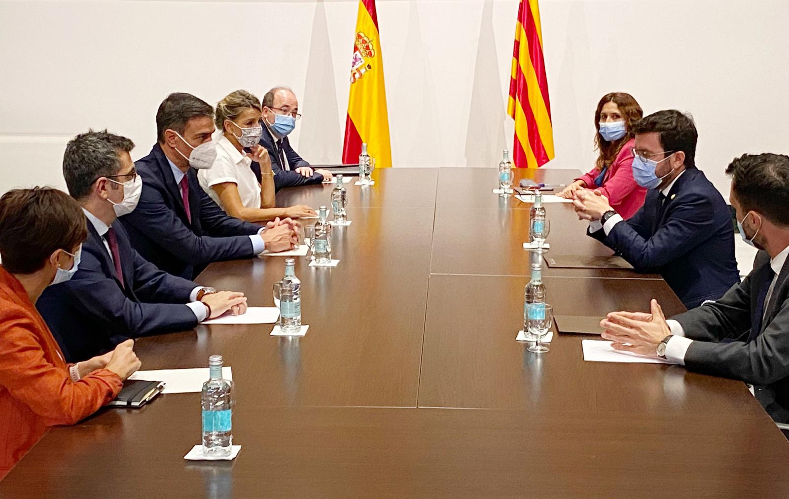 Aragonès y Sánchez, este miércoles, en la reunión de la mesa de negociación en el Palau de Generalitat