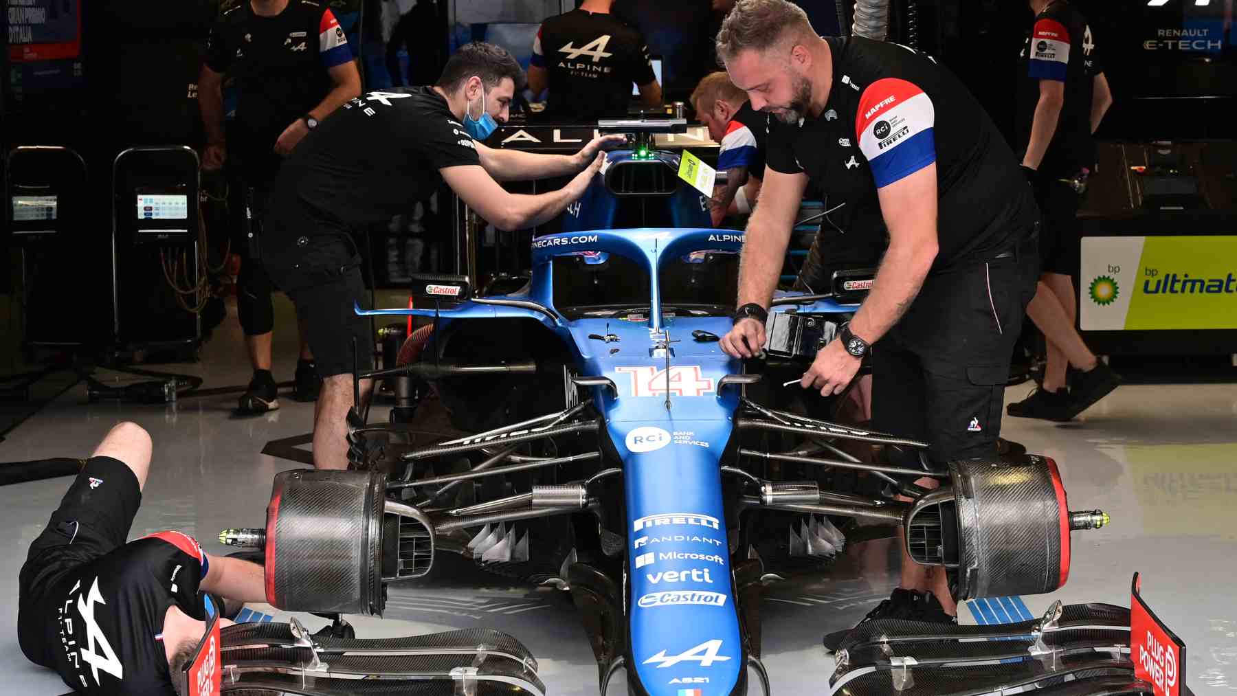 El coche de Fernando Alonso en el garaje de Alpine. (AFP)