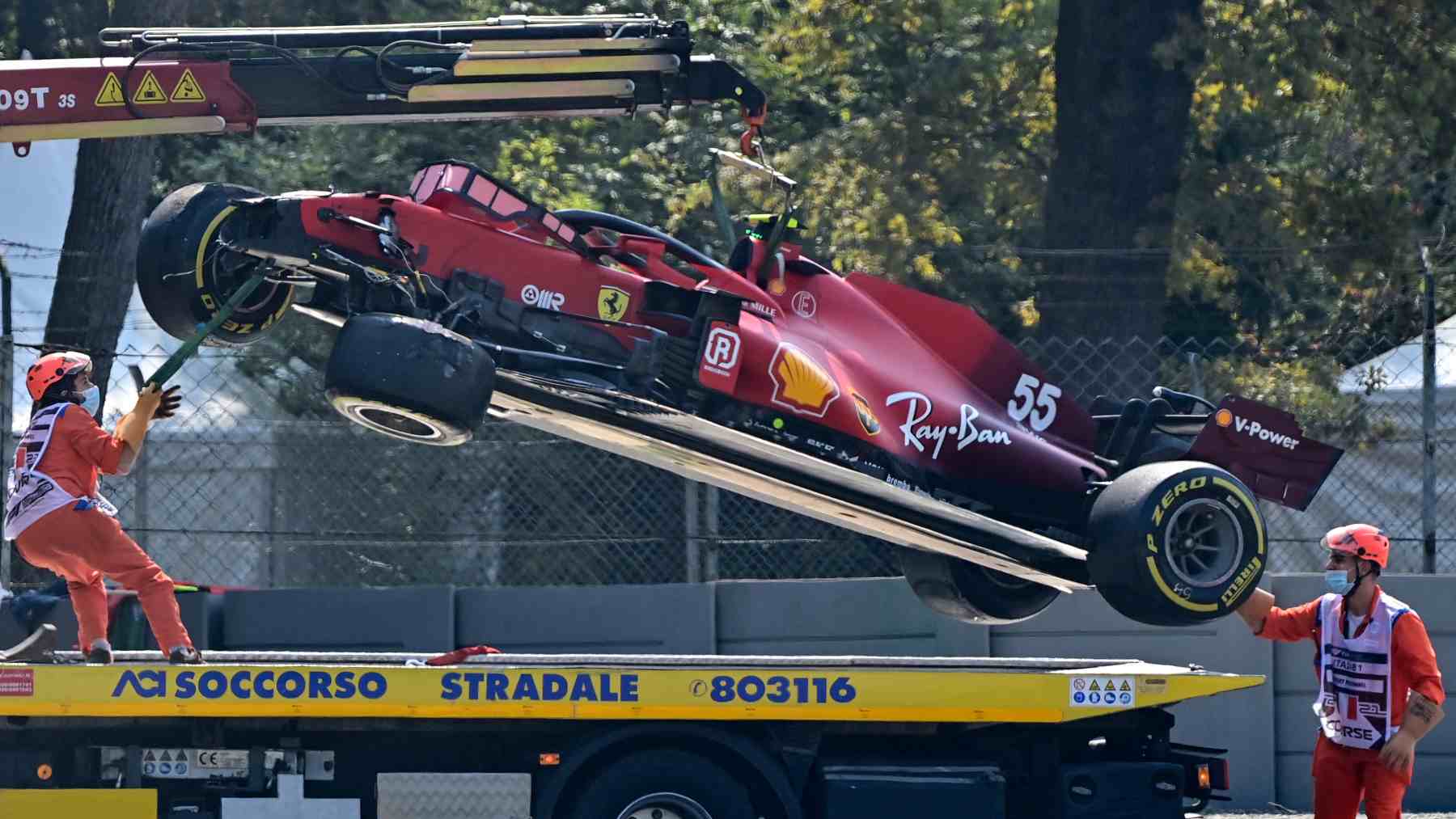 El coche de Carlos Sainz tras su accidente. (AFP)