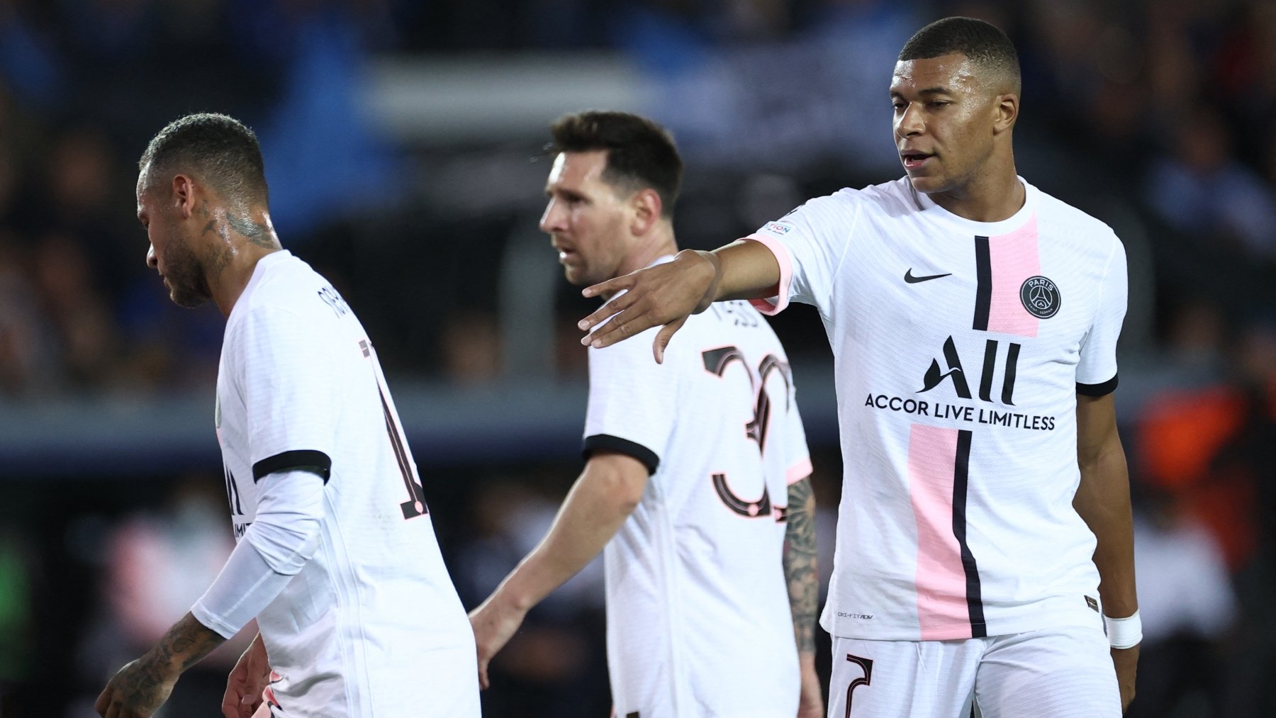 Neymar y Messi, dan la espalda a Mbappé durante el partido del PSG y el Brujas. (AFP)