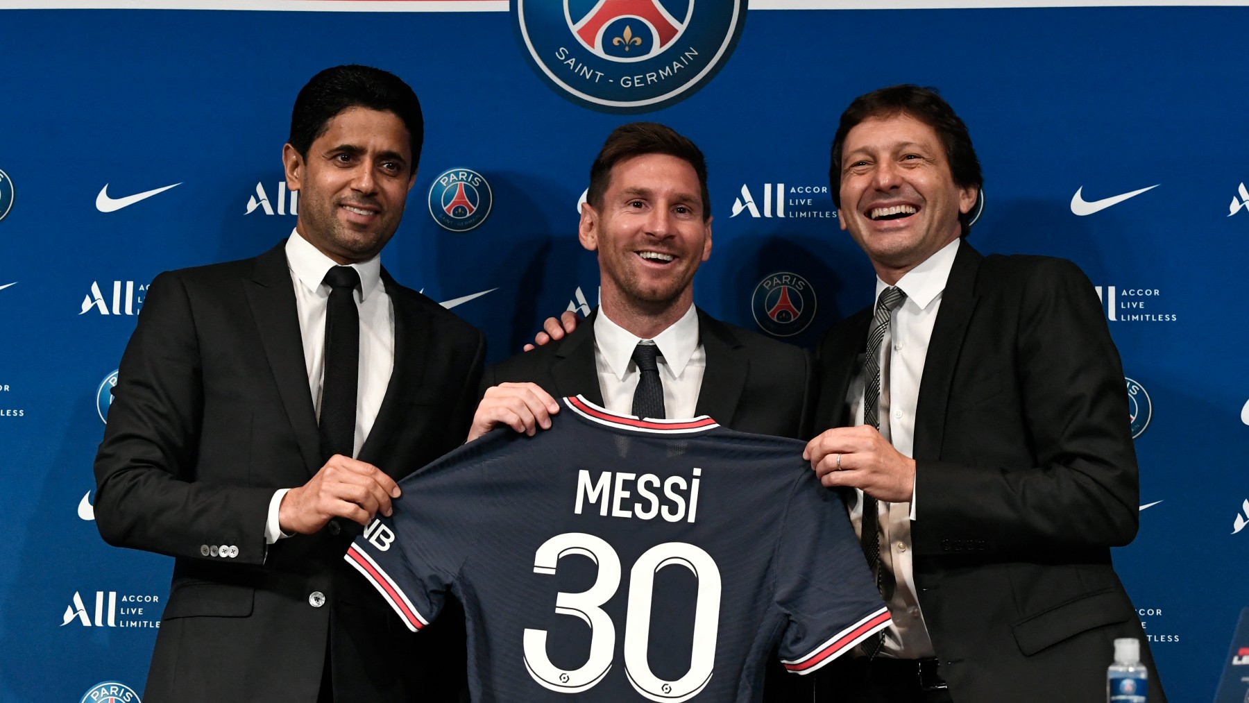 Leo Messi, junto a Leonardo y Al-Khelaifi en su presentación con el PSG. (AFP)