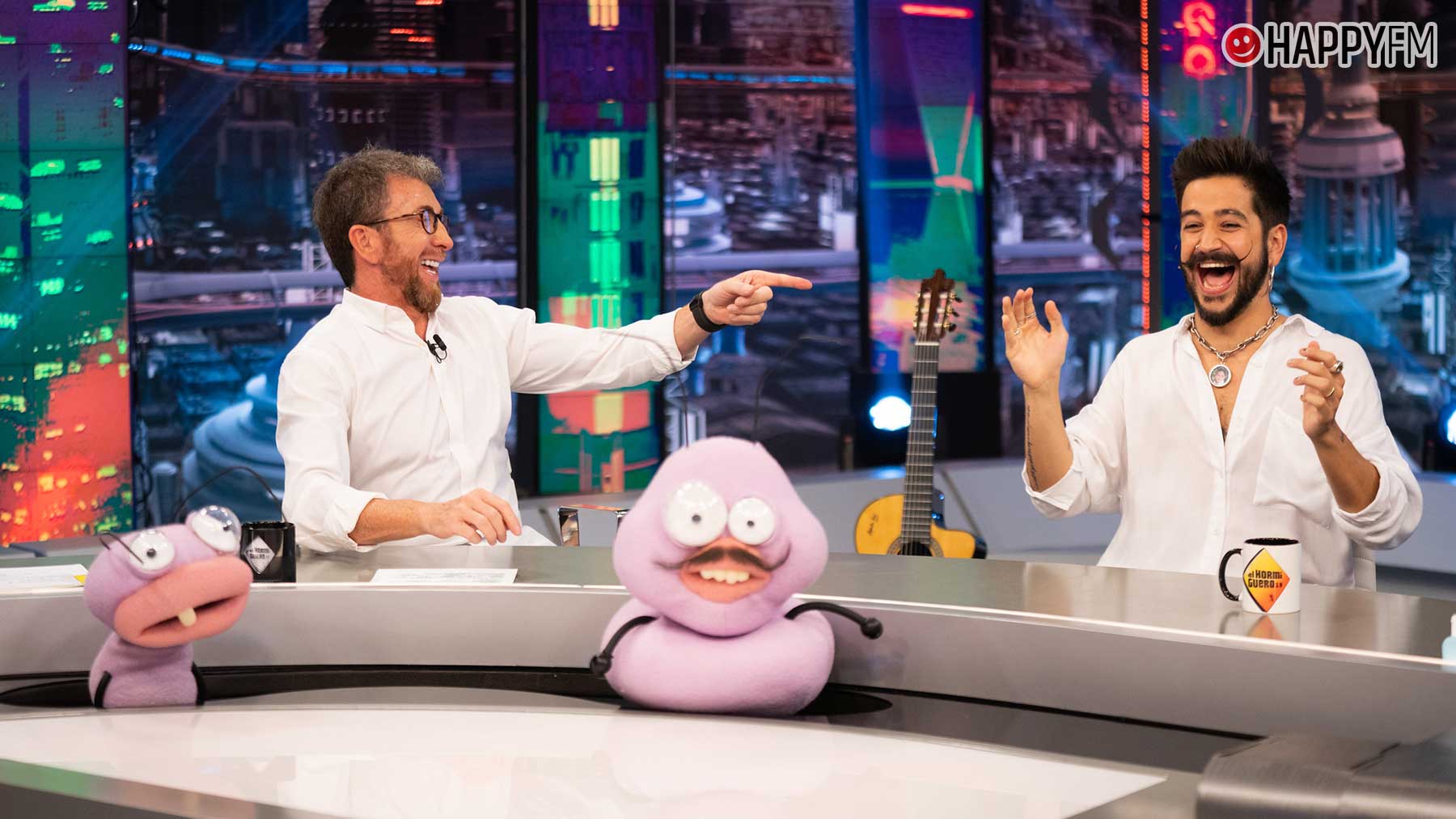 Pablo Motos junto a Camilo en El hormiguero