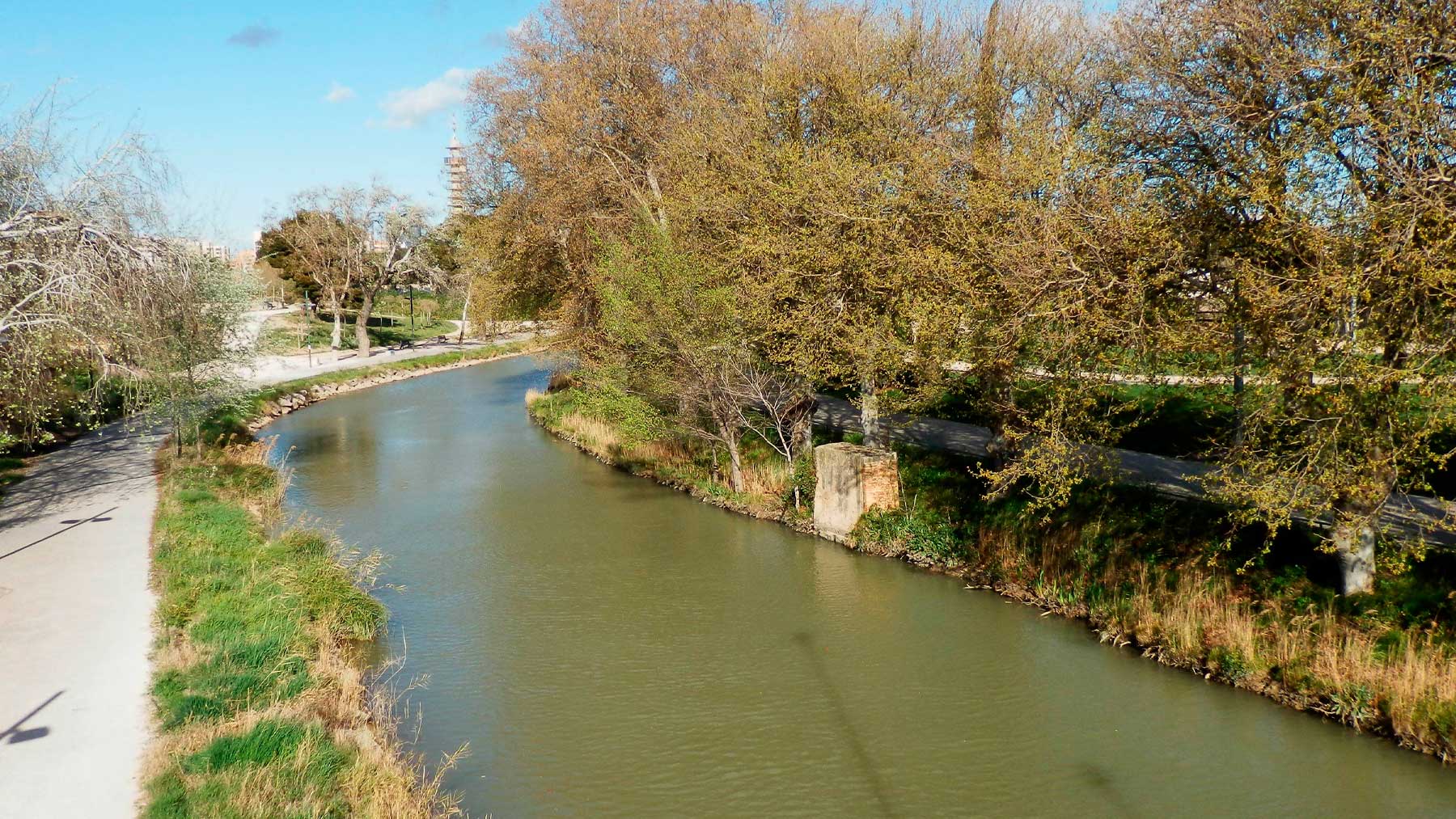 El paseo fluvial del Canal Imperial de Aragón, en Zaragoza.