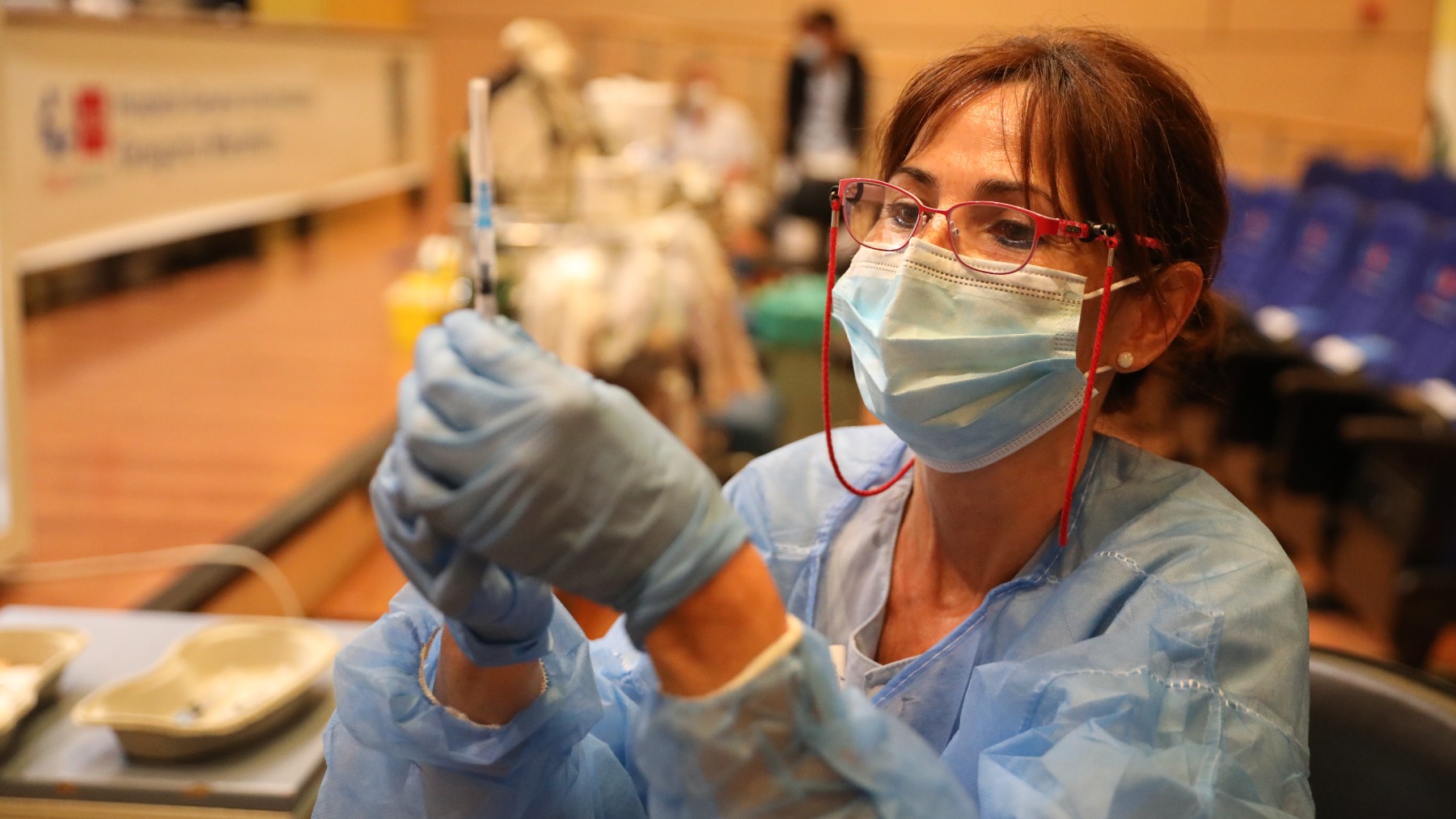 Una enfermera prepara una vacuna contra el coronavirus.