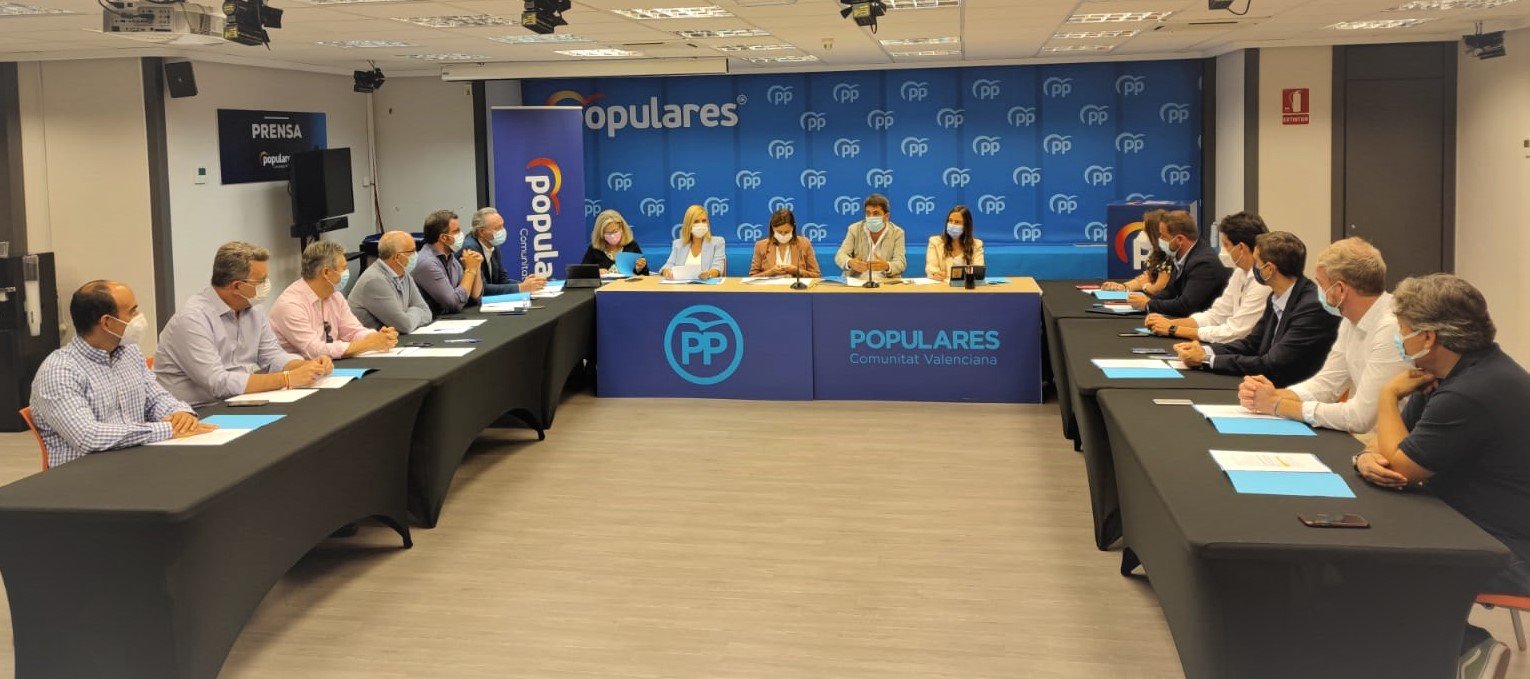 Reunión de diputados y senadores valencianos del PP