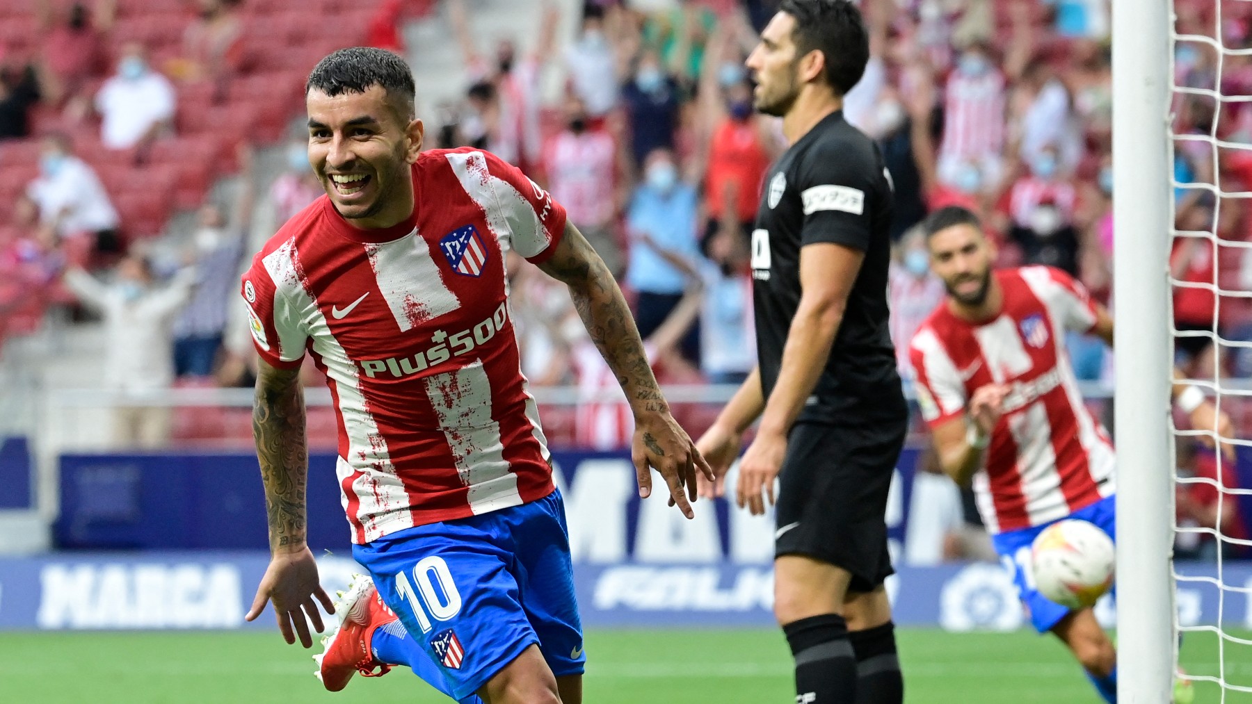 Correa celebra un gol con el Atlético.