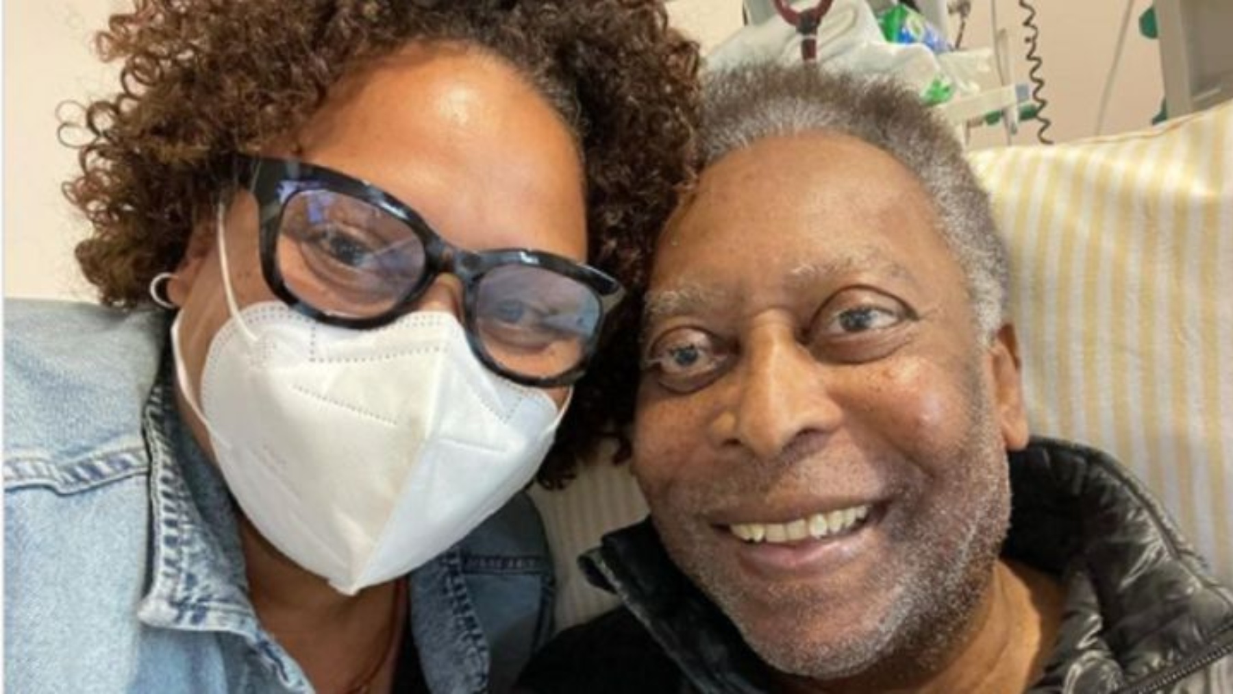 Pelé y su hija en el hospital.