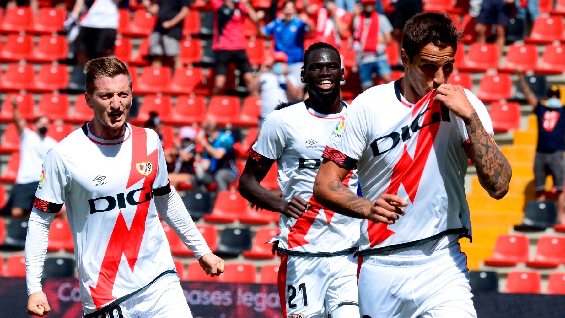 Óscar Trejo celebra su gol en el Rayo Vallecano-Getafe. (EFE)