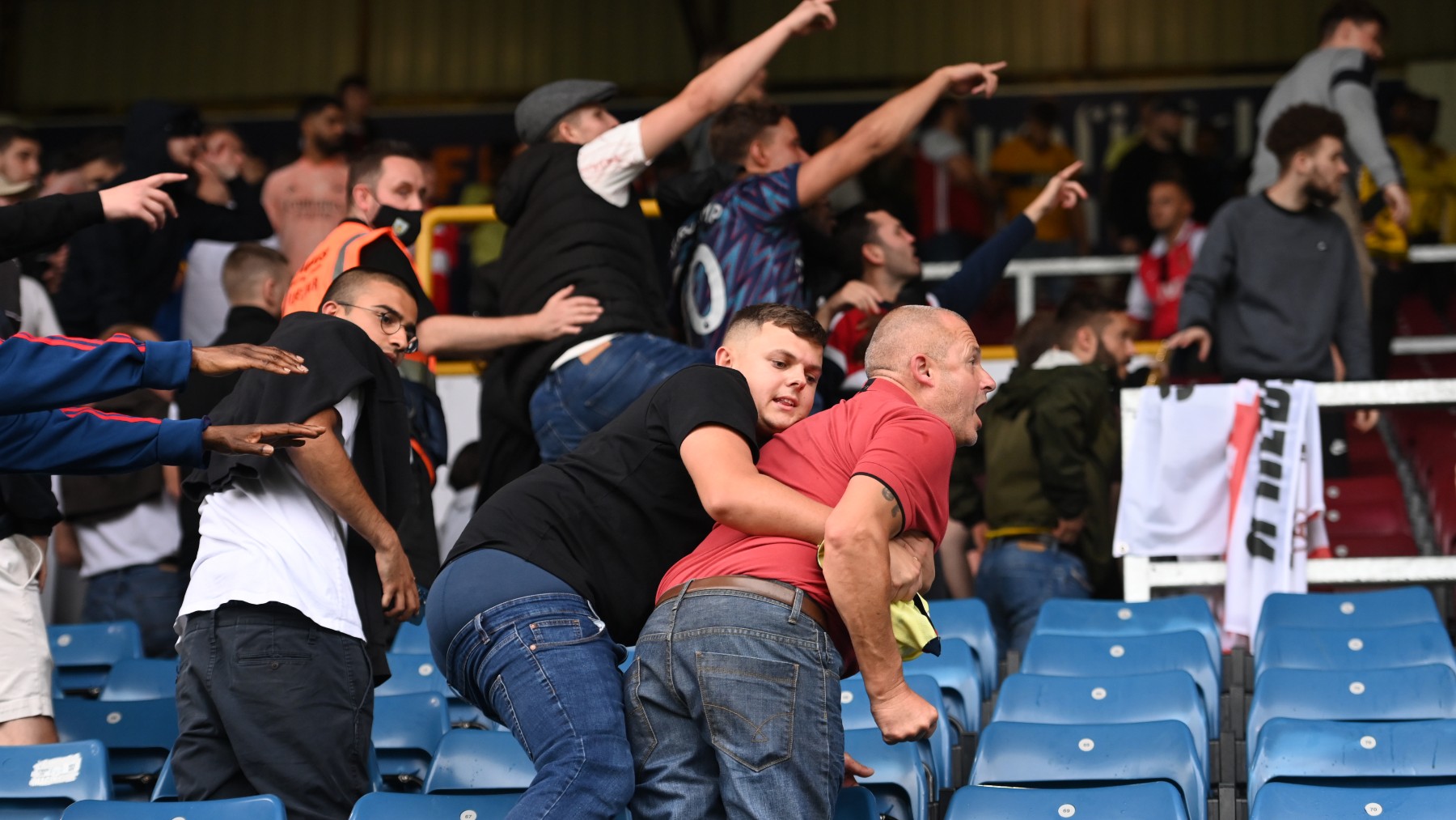 Aficionados del Arsenal y Burnley protagonizaron una bochornosa pelea en las gradas. (Getty)