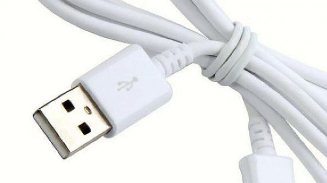 Joven se introduce un cable USB en el pene