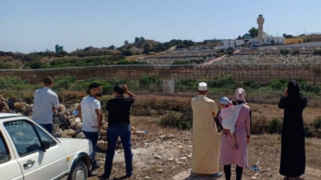 La familia de un ahogado en Melilla ve el funeral desde la valla de Marruecos al no abrirse la frontera para su traslado.