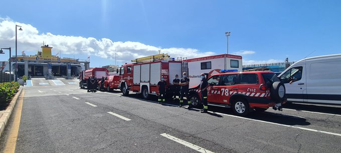 Vehículos de emergencias se desplazan desde Tenerife a La Palma.