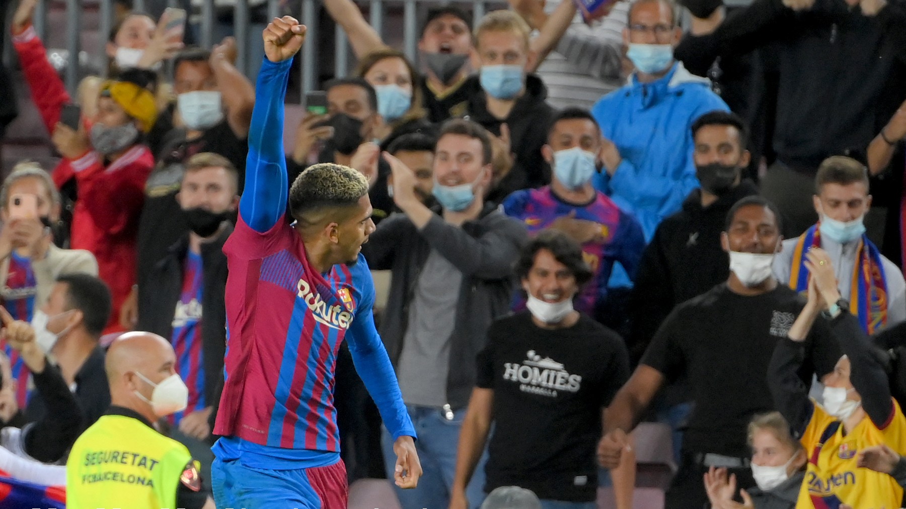 Ronald Araújo celebra su gol en el Barcelona-Granada. (AFP)