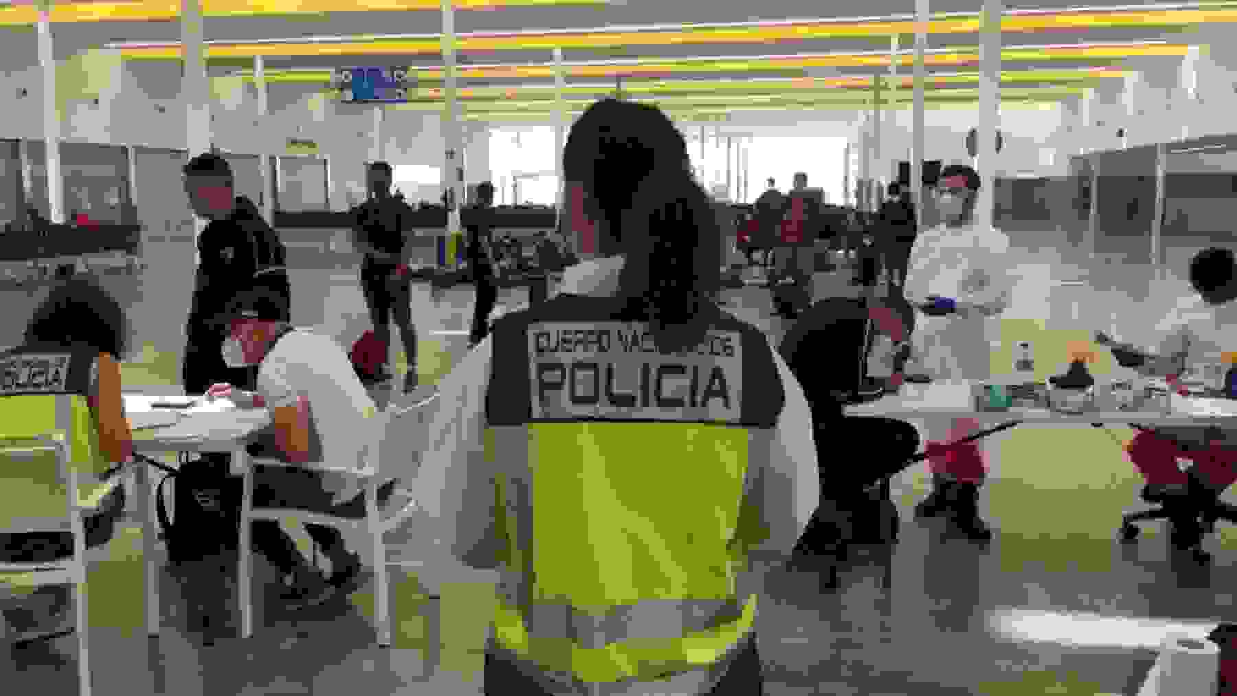 La Policía custodiando a inmigrantes llegados en patera a Baleares.