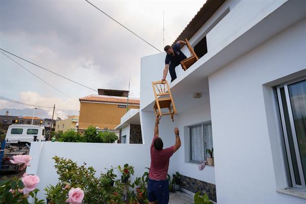 Vecinos de Todoque evacuando sus domicilios ante la inminente llegada de una lengua de lava que sepultará el barrio de La Palma. Foto: EFE