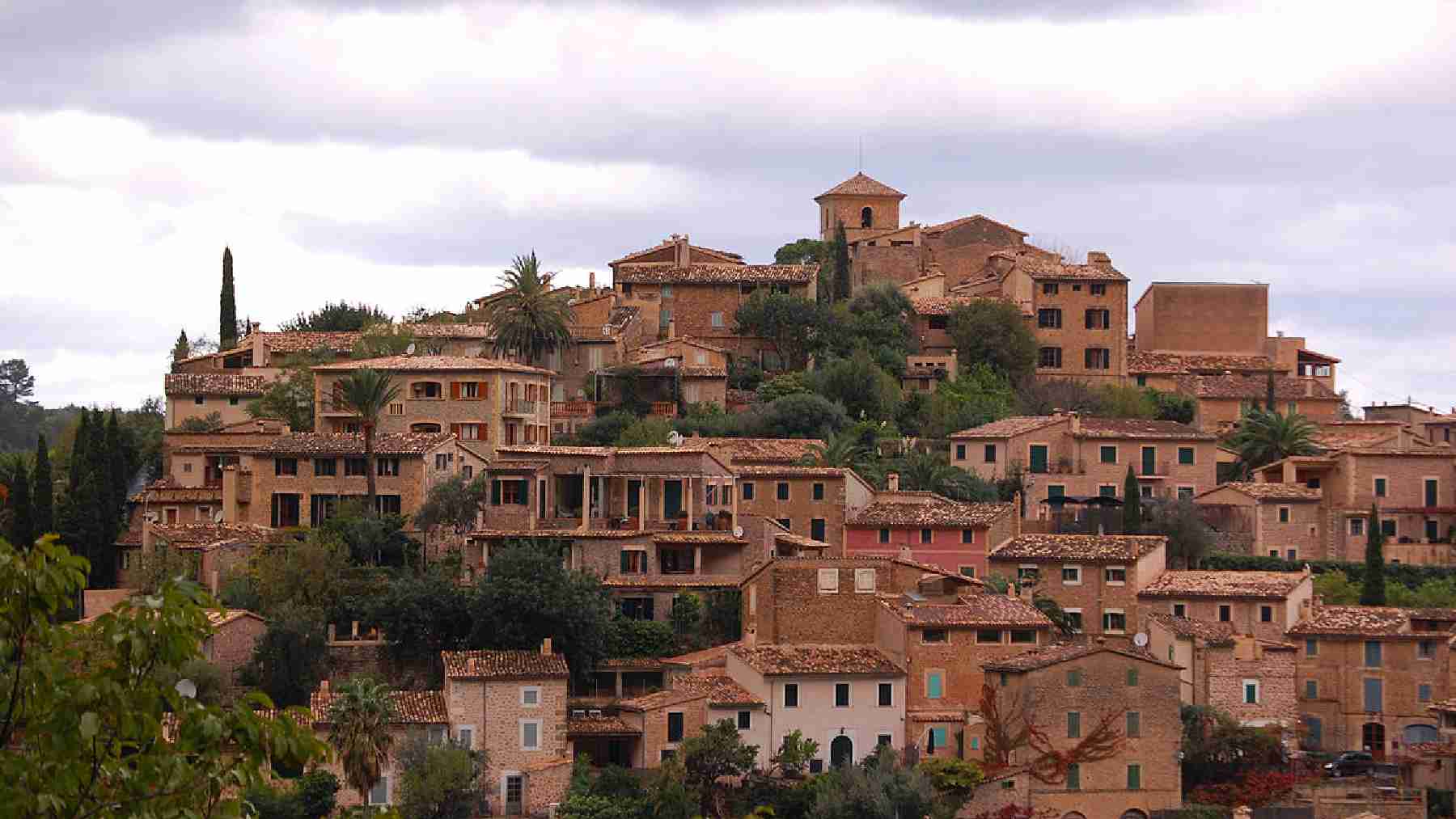 Imagen panorámica del pueblo de Deià.