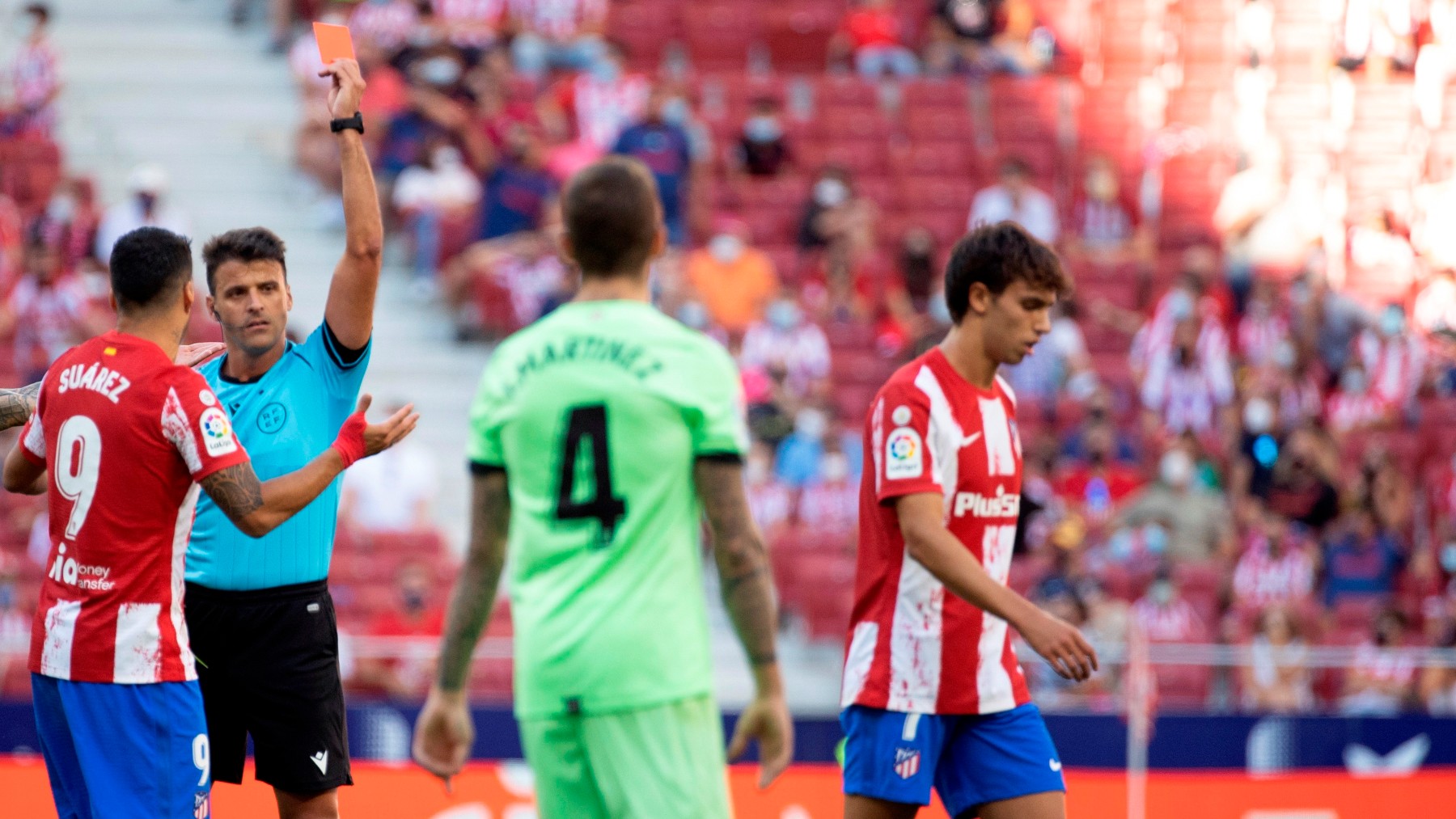 Gil Manzano muestra la cartulina roja a Joao Félix. (EFE)