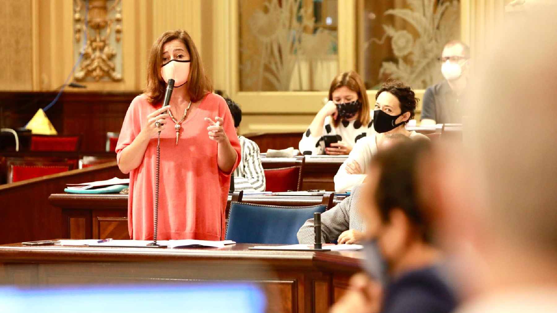 Francina Armengol en el Parlament balear.