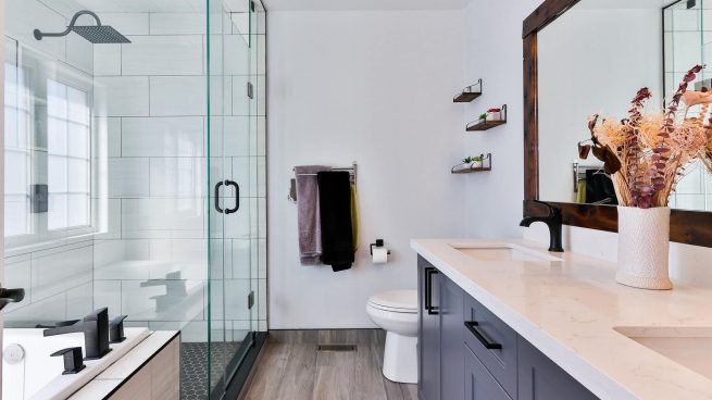 Optimiza el espacio en tu baño con este toallero autoadhesivo por menos de 25 euros