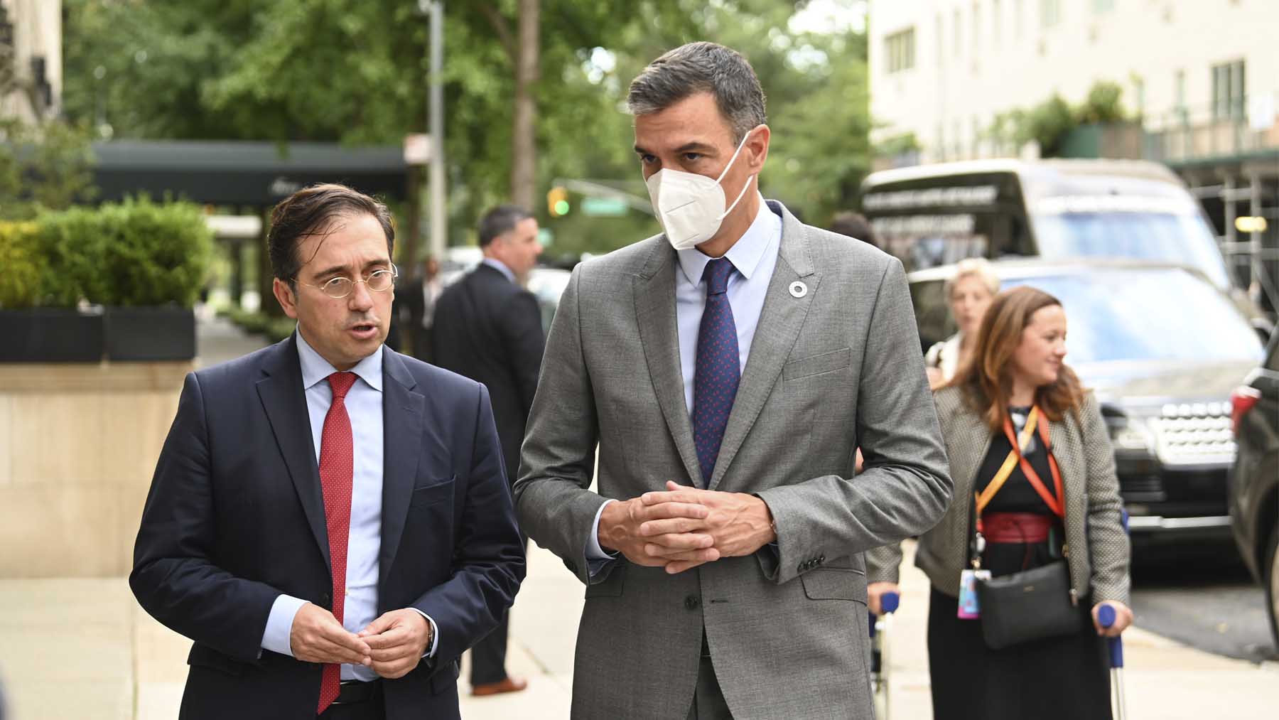 Pedro Sánchez y el ministro de Asuntos Exteriores, José Manuel Albares. Foto: Europa Press