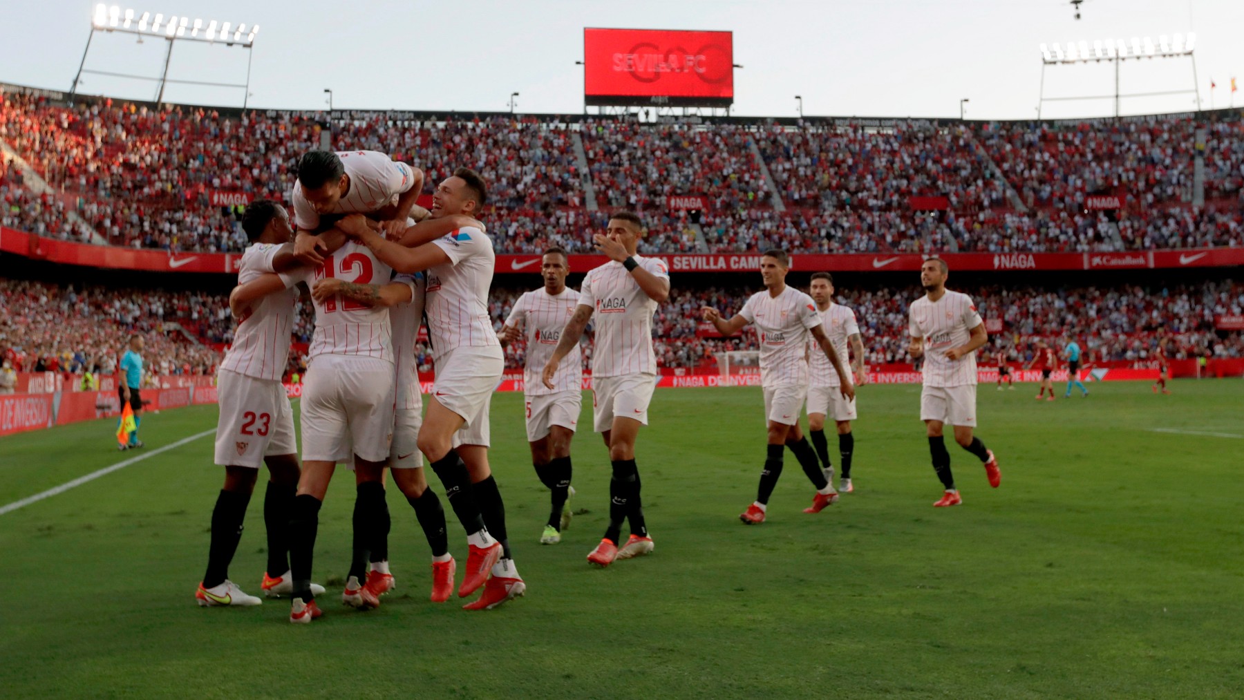 Los jugadores del Sevilla celebran un gol. (EFE)