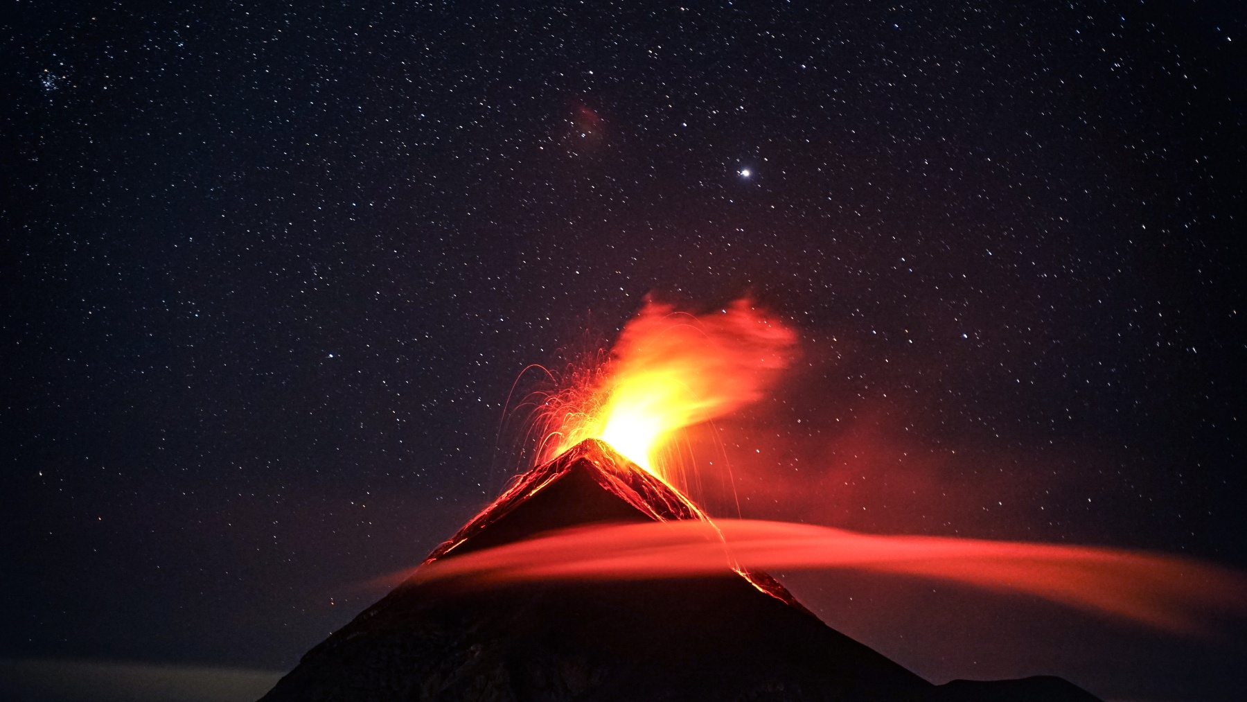 Un volcán en erupción