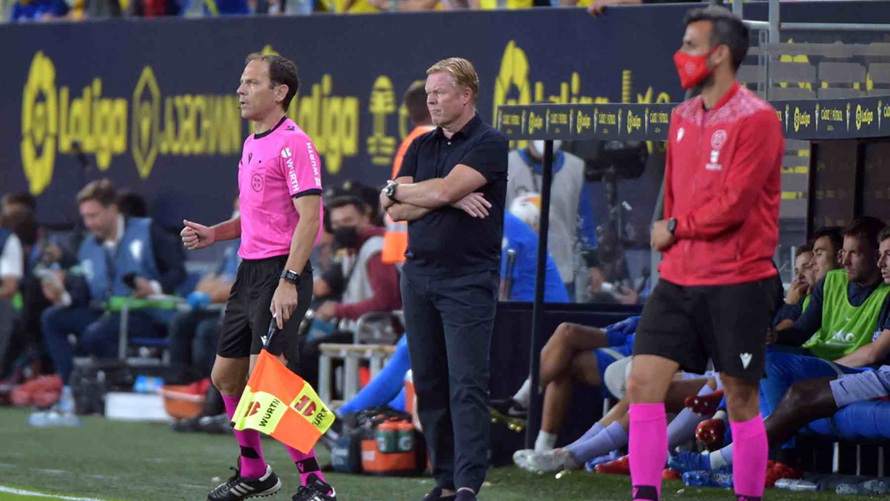 Ronald Koeman frente al Cádiz. (AFP)