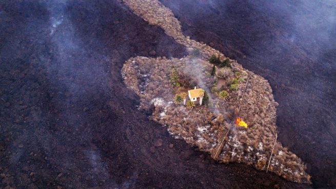 La impactante foto viral de la casa «milagro» de La Palma salvada de la lava