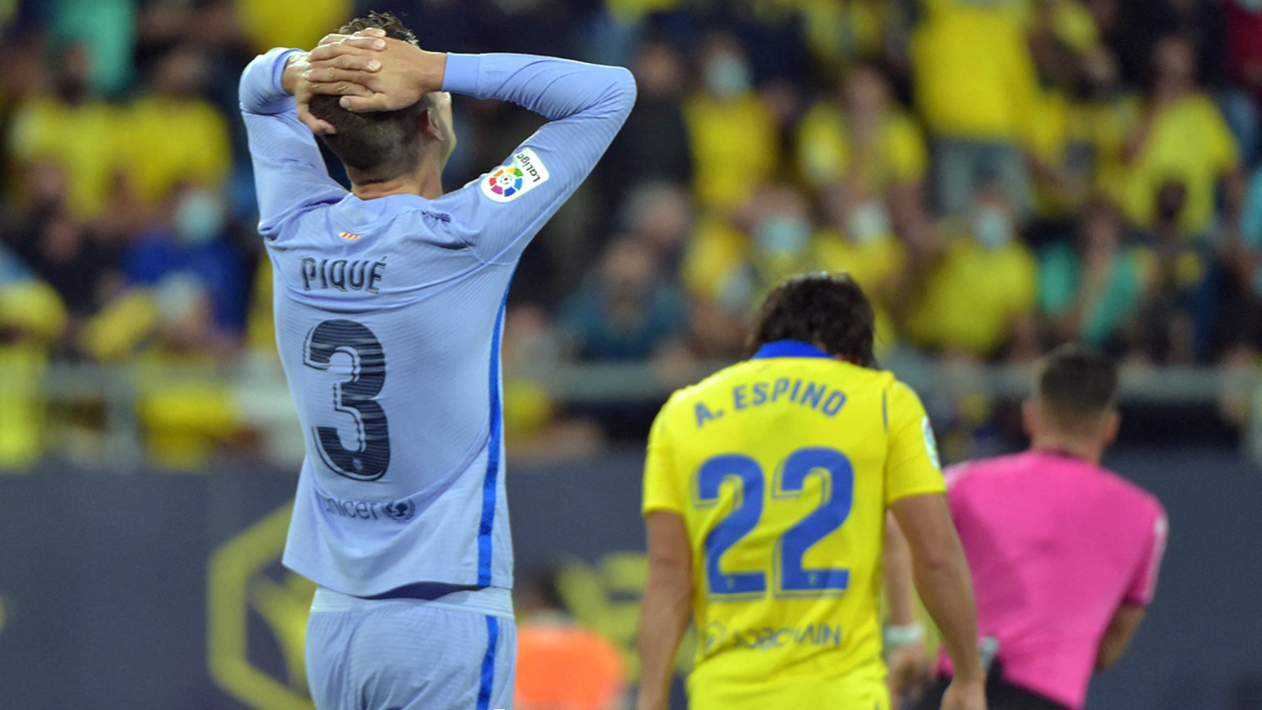 Gerard Piqué se lamenta durante el Cádiz-Barcelona. (AFP)