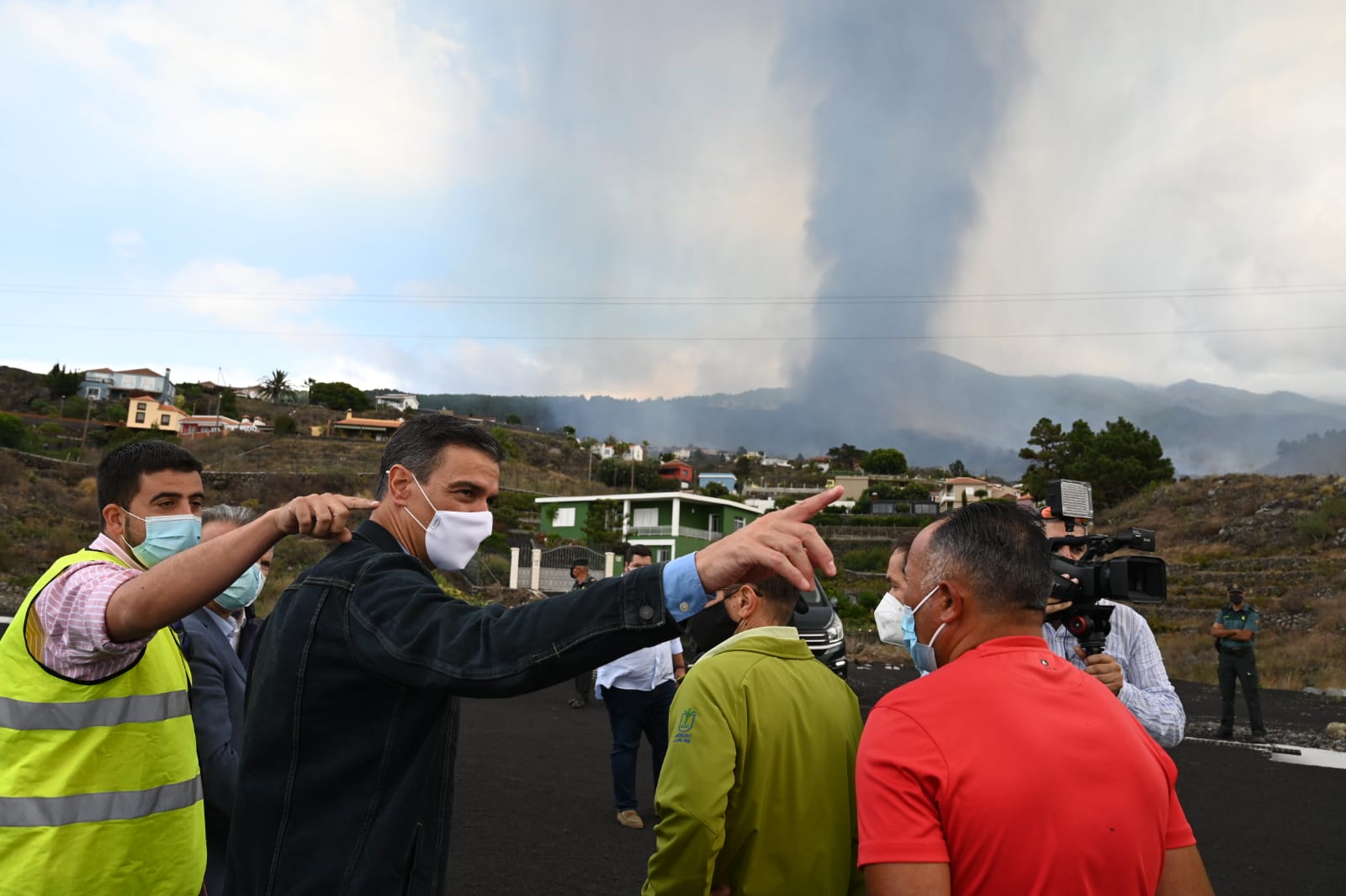Sánchez visitando zonas afectadas por el volcán de La Palma. (Foto: Moncloa)