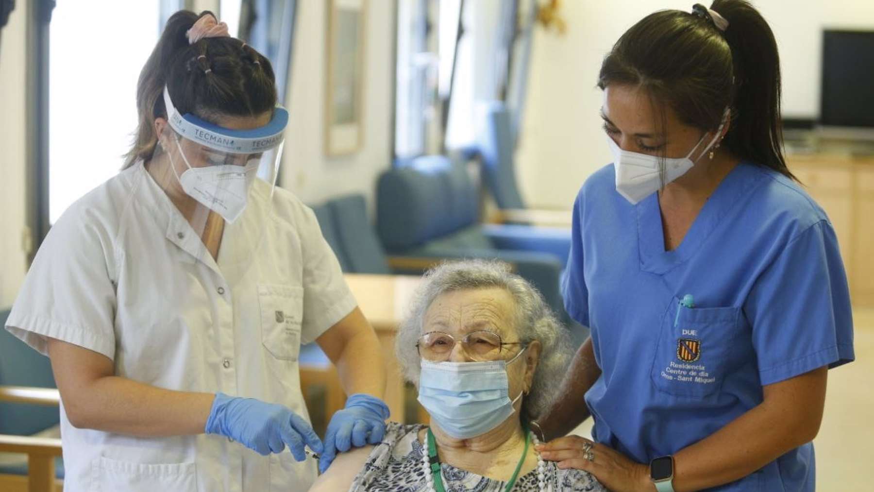 Una usuaria de la residencia Oms-Sant Miquel, en Palma, recibe la tercera dosis de la vacuna. Foto: Consell de Mallorca