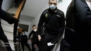 policías puerta pandemia