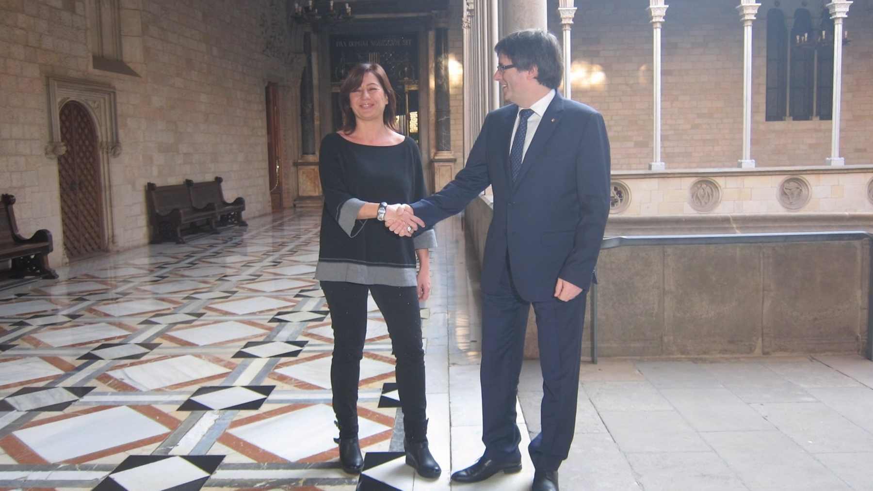 La presidenta del Govern, Francina Armengol, con el expresidente de la Generalitat, Carles Puigdemont. E.P.