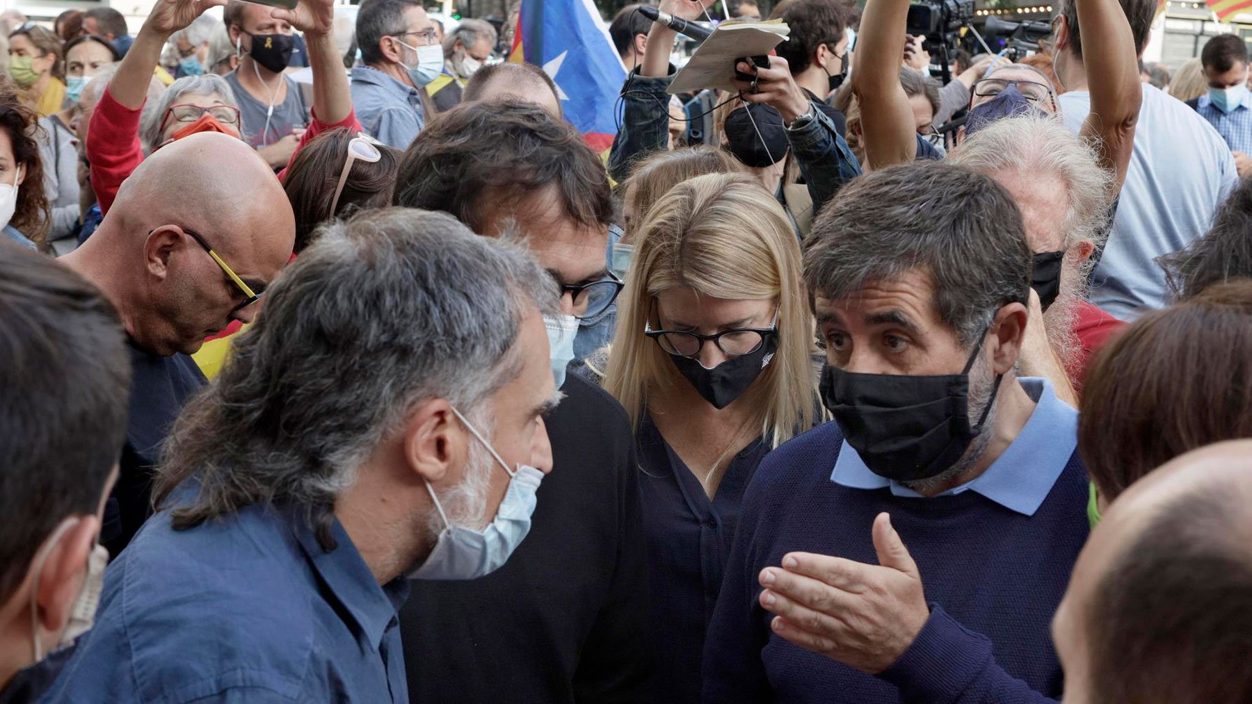 Jordi Sànchez, Jordi Cuixart y Elsa Artadi en la manifestación frente al consulado de Italia por la detención de Carles Puigdemont. Foto: EFE
