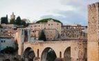 Parece el escenario de una película, pero es un tesoro medieval en un bonito pueblo de Cataluña con un puente que te hará retroceder en el tiempo
