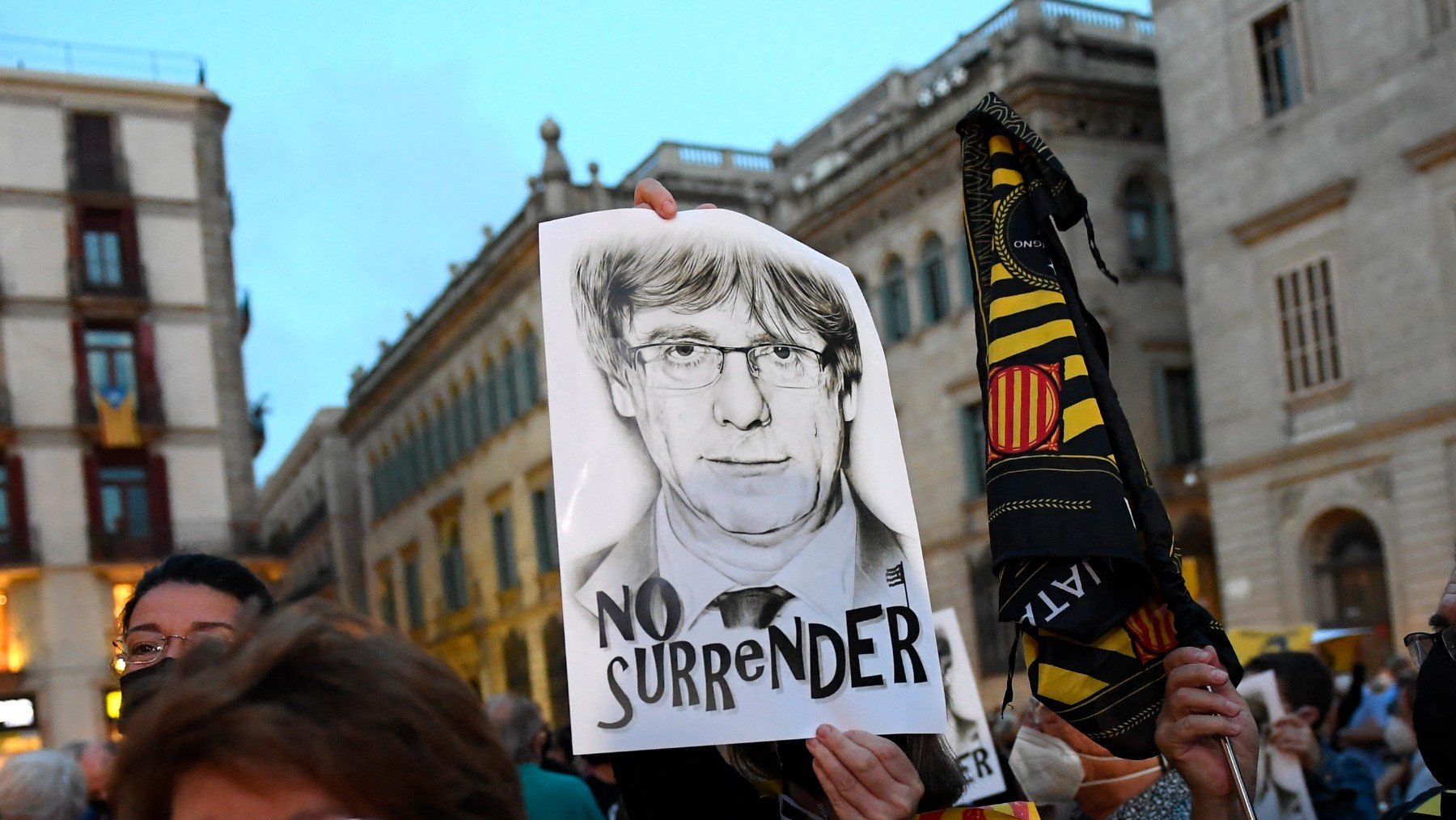 Manifestación a favor de Carles Puigdemont tras su detención. (Josep LAGO / AFP)