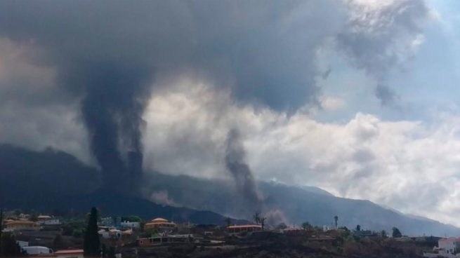 Se abre un nuevo foco de emisión del volcán de La Palma al oeste del principal