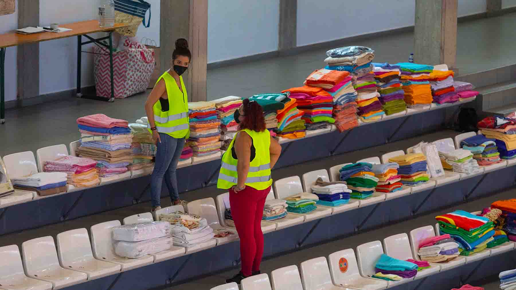 Dos mujeres trabajan en el Polideportivo Severo Rodríguez